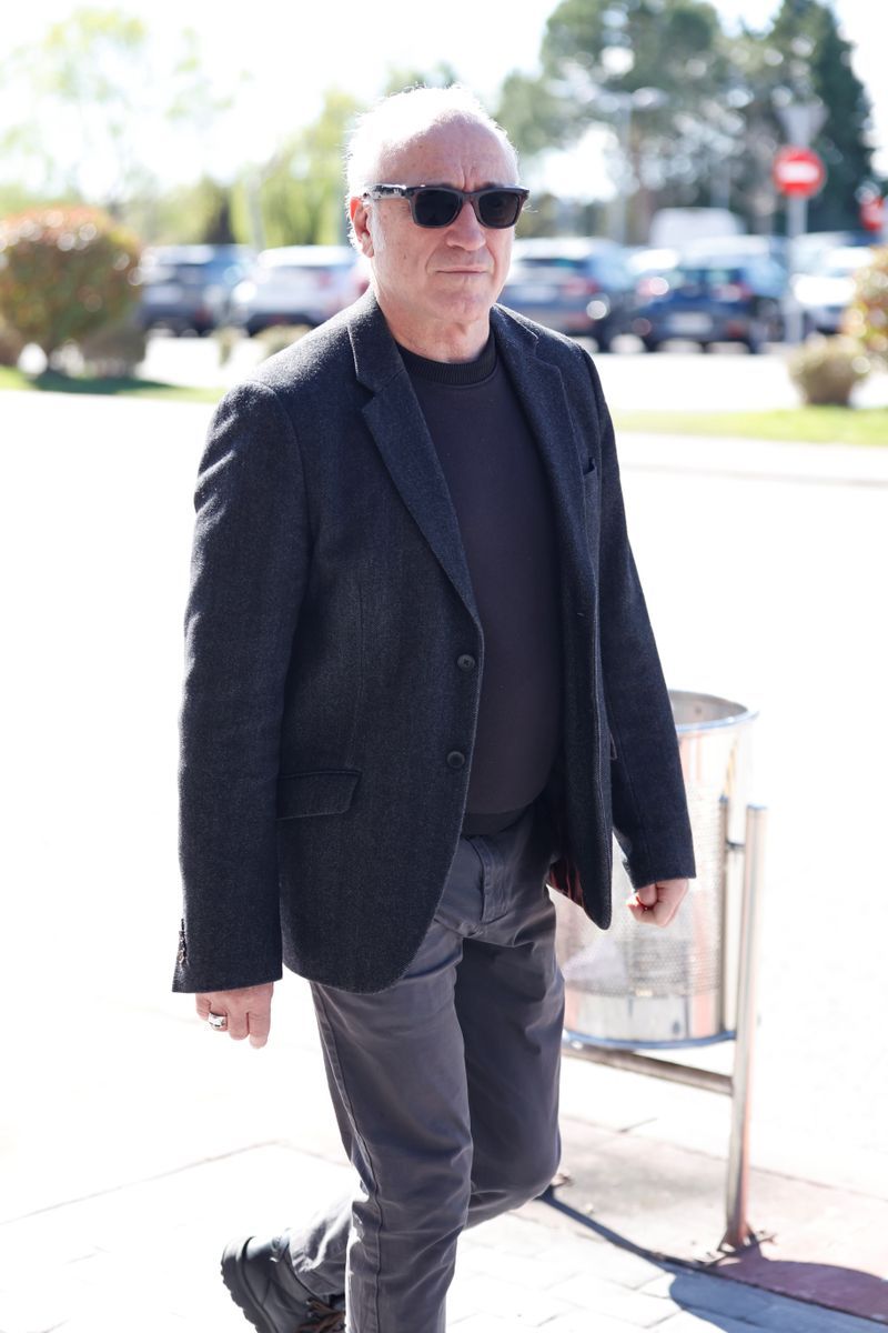 Roberto Álvarez en la capilla ardiente de Gemma Cuervo