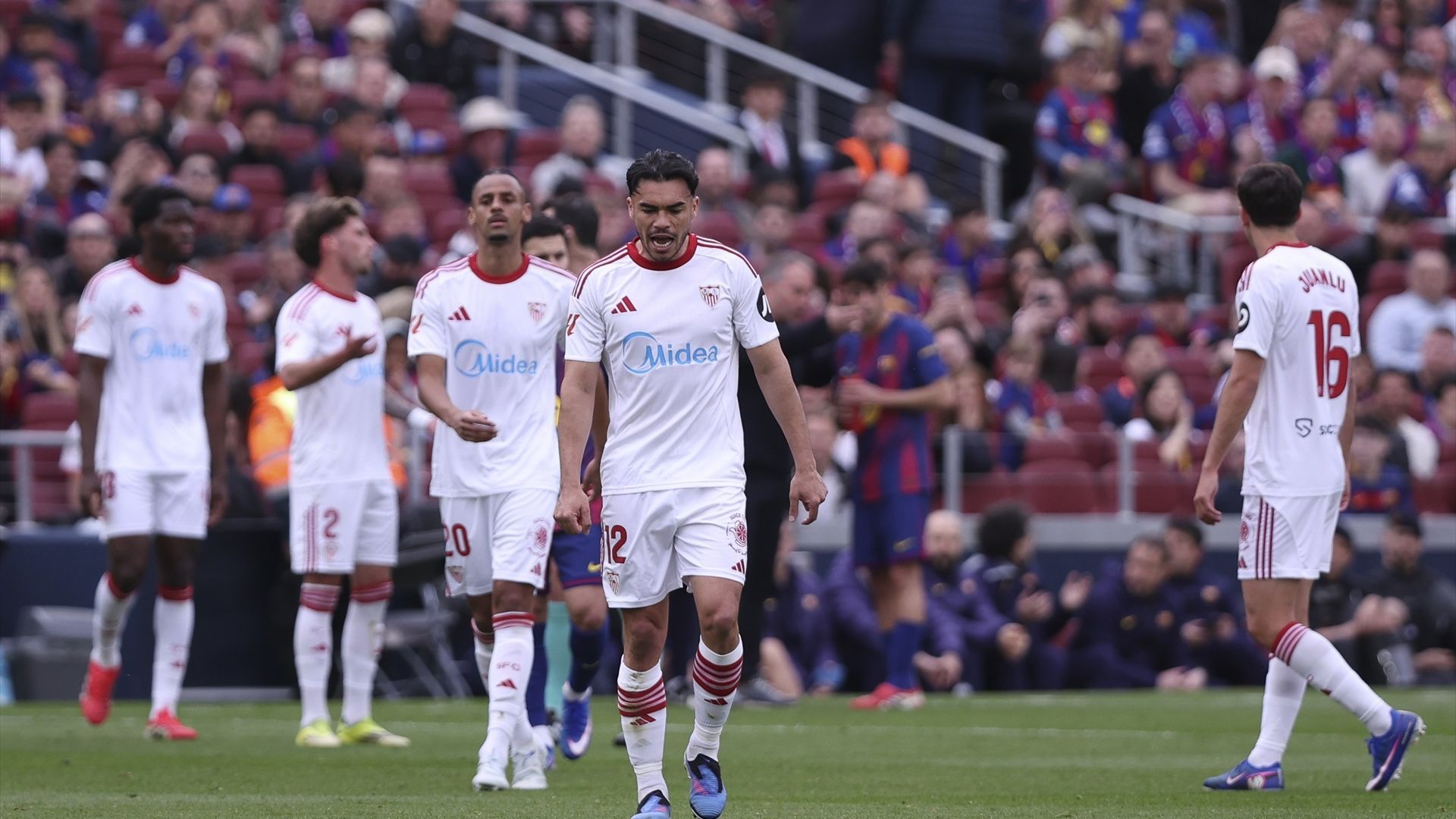 Suazo, en el Barcelona - Sevilla