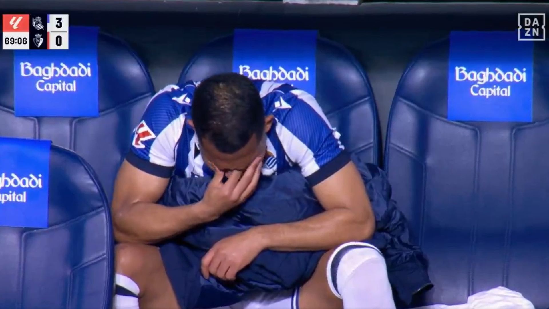 Yangel Herrera llorando en el banquillo de la Real Sociedad. Yangel Herrera llorando en el banquillo de la Real Sociedad.