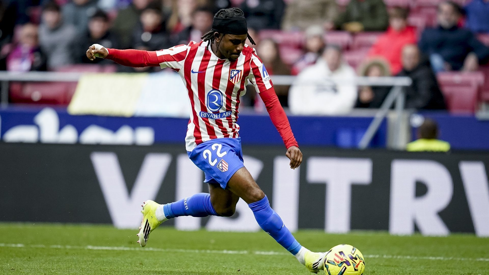 Ademola Lookman durante un partido del Atlético de Madrid esta temporada