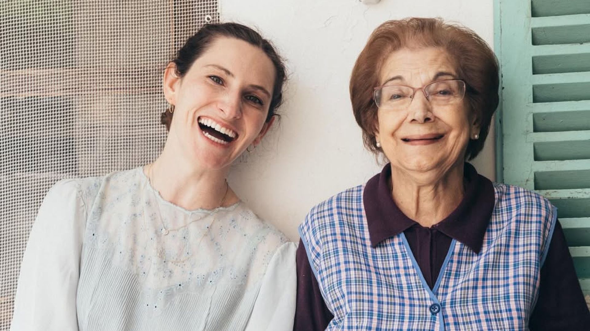 Anastiasia Miari con una de las abuelas que salen en su último libro