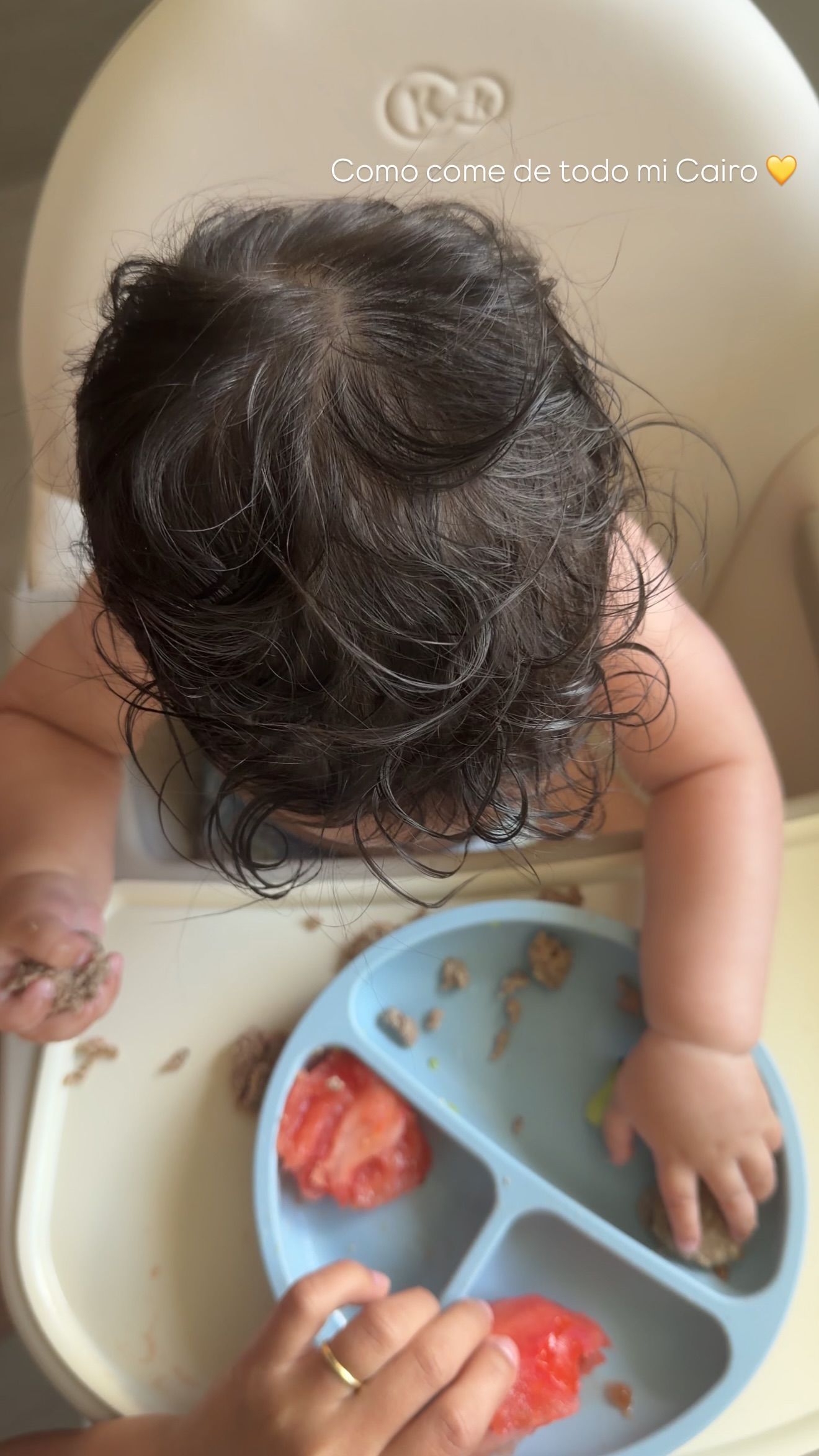 Asraf e Isa comparten una foto de su hijo comiendo