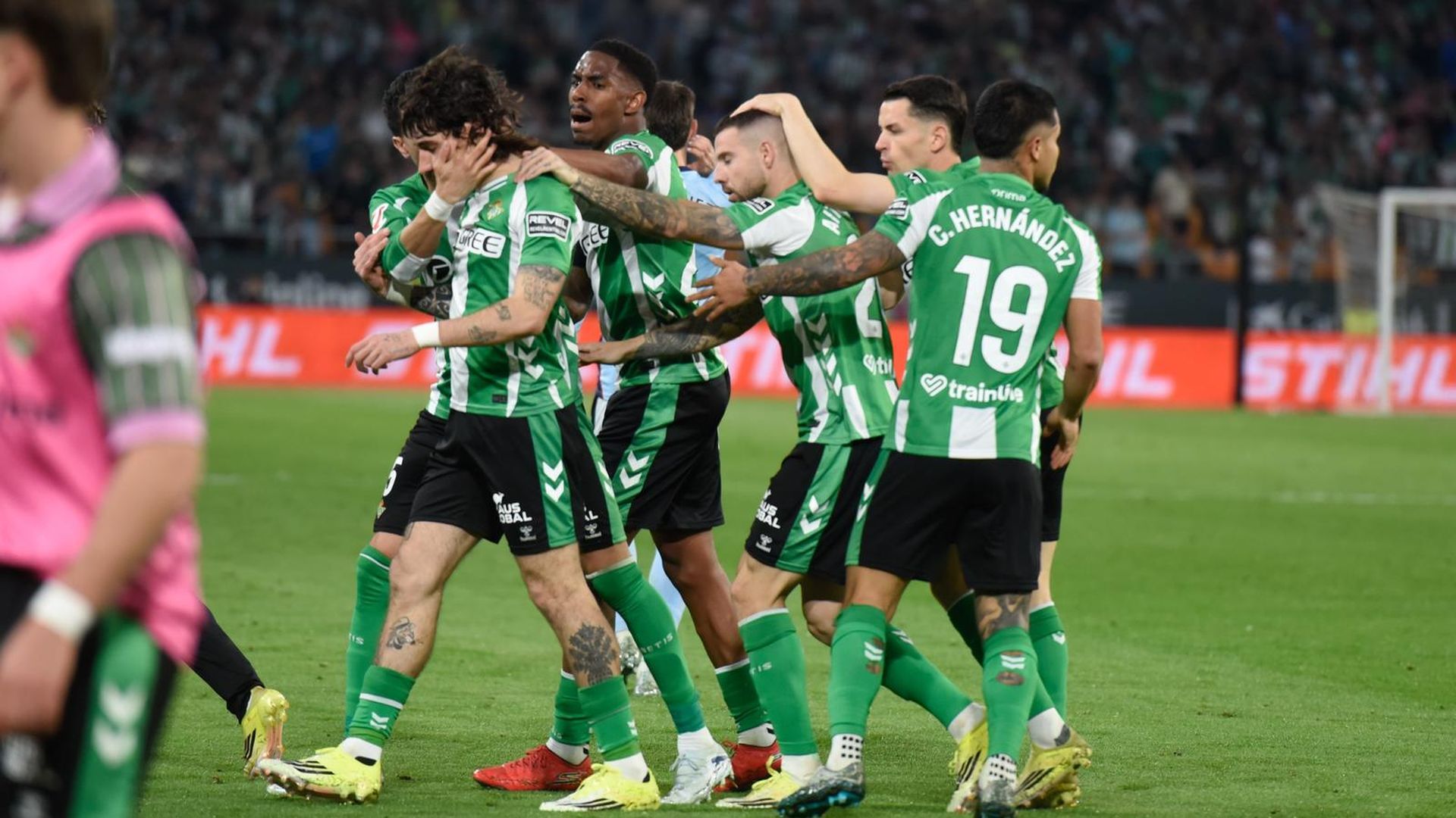 Celebración del gol de Héctor Bellerín, en el Betis - Celta Celebración del gol de Héctor Bellerín, en el Betis - Celta