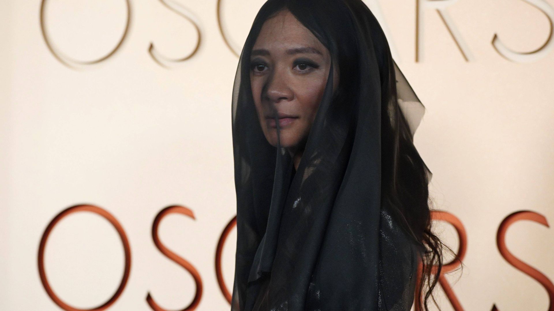 Chloe Zhao, en una imagen en detalle mostrando su velo en la alfombra roja de los Premios Oscar 2026