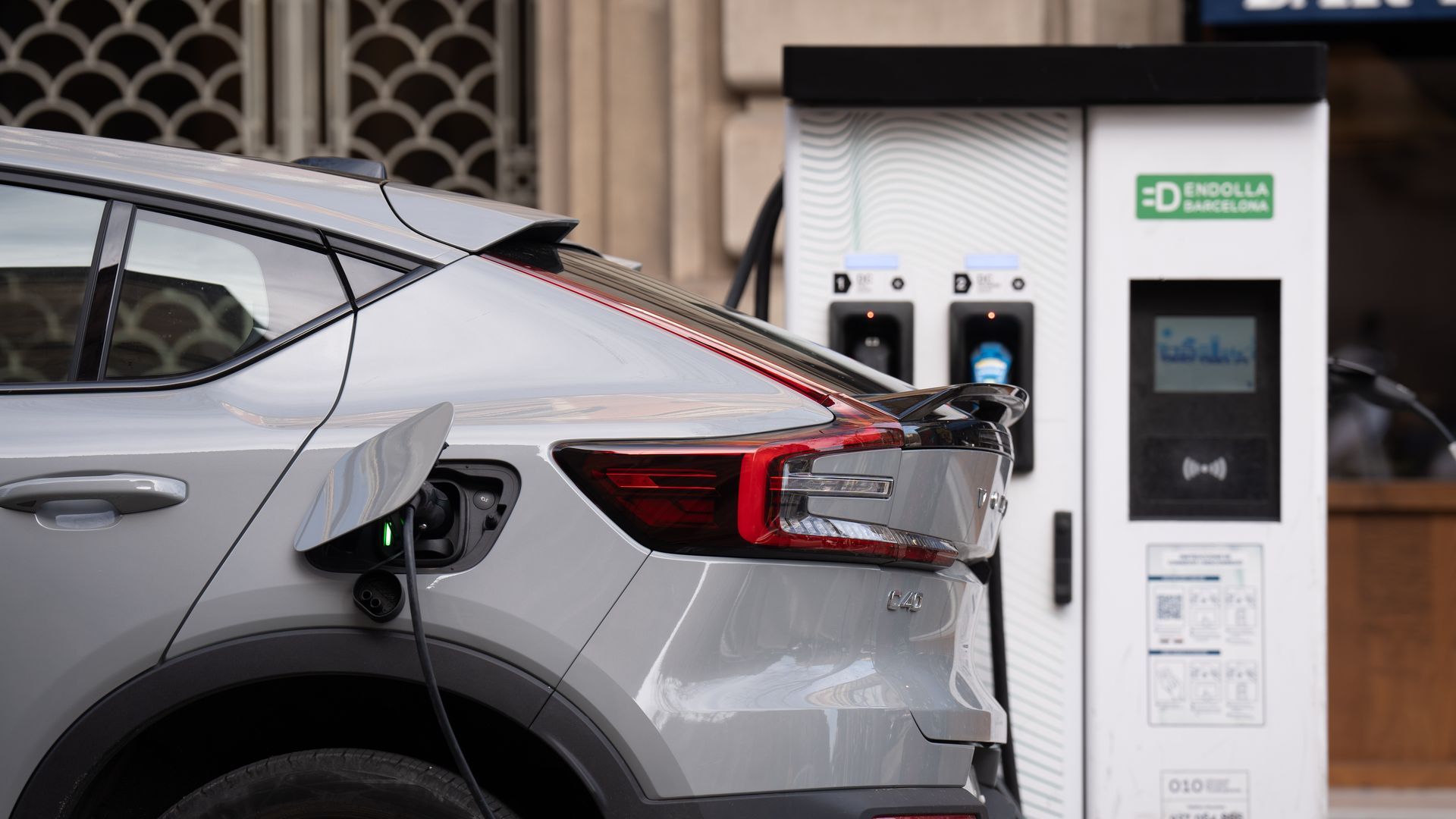 Coche cargándose en una electrolinera Coche cargándose en una electrolinera