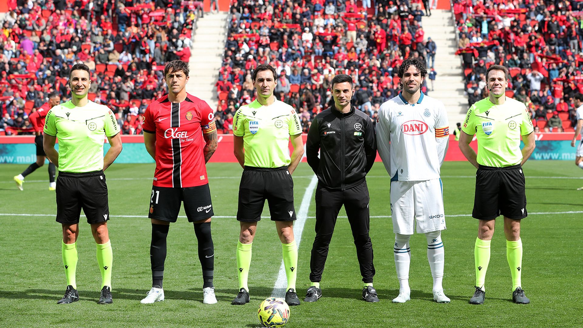De Burgos Bengoetxea y su equipo arbitral en Son Moix