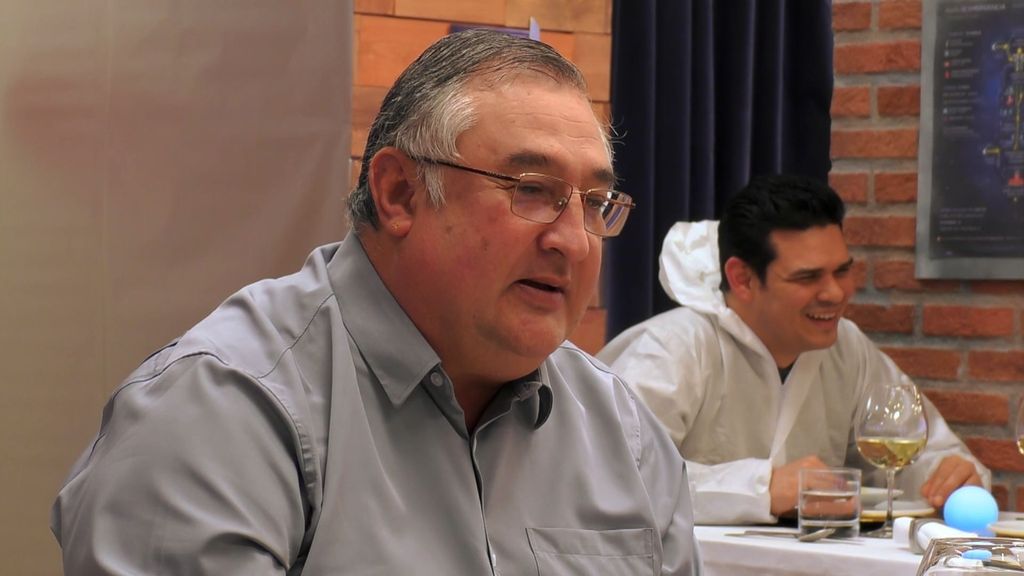 La reacción de un soltero de 'First Dates' al fijarse en el llamativo atuendo de su cita: "Con esas tetas haría maravillas"