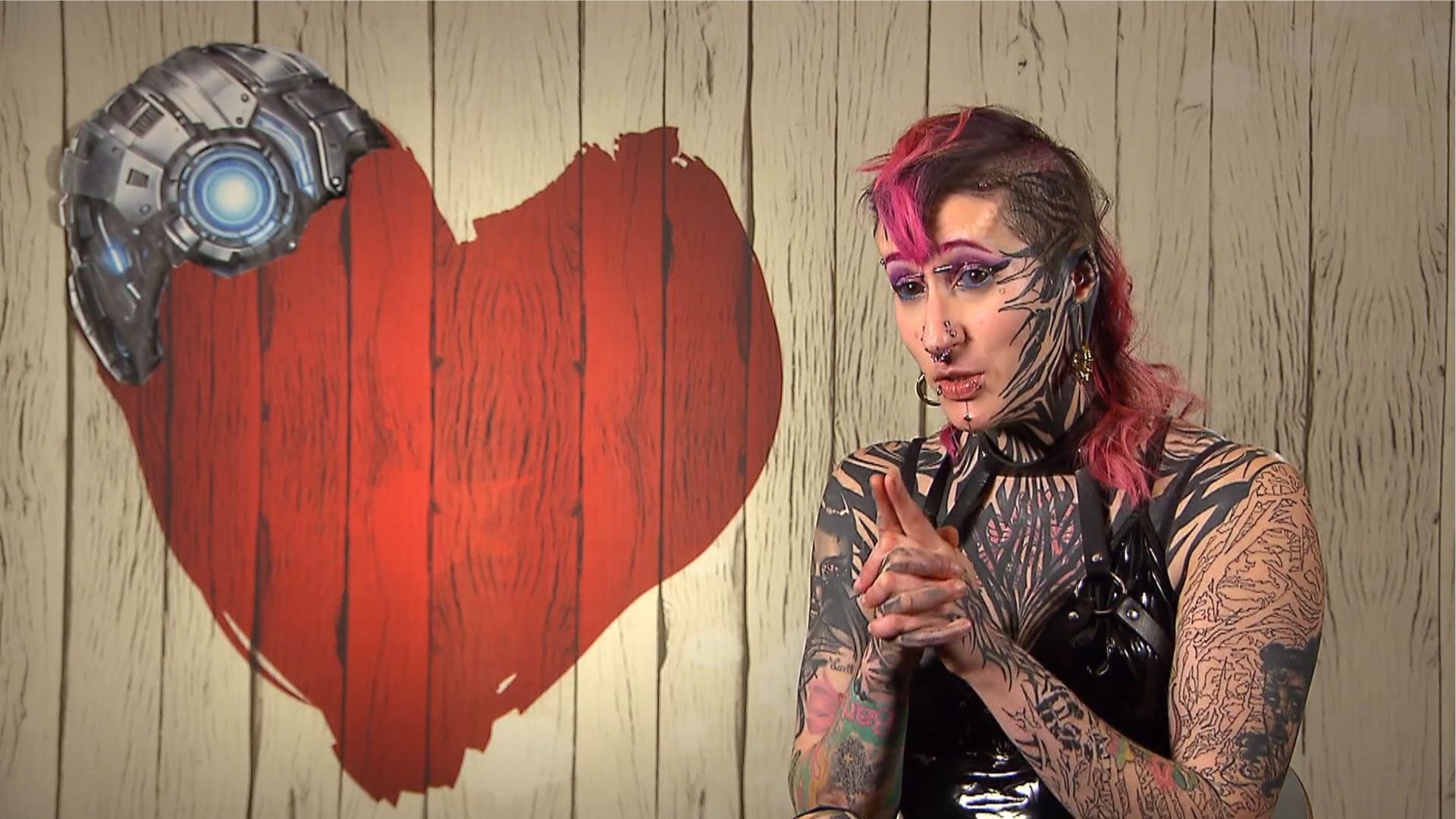 Una odontóloga con modificaciones corporales revela en 'First Dates' la forma más curiosa en la que un cliente se rompió un colmillo