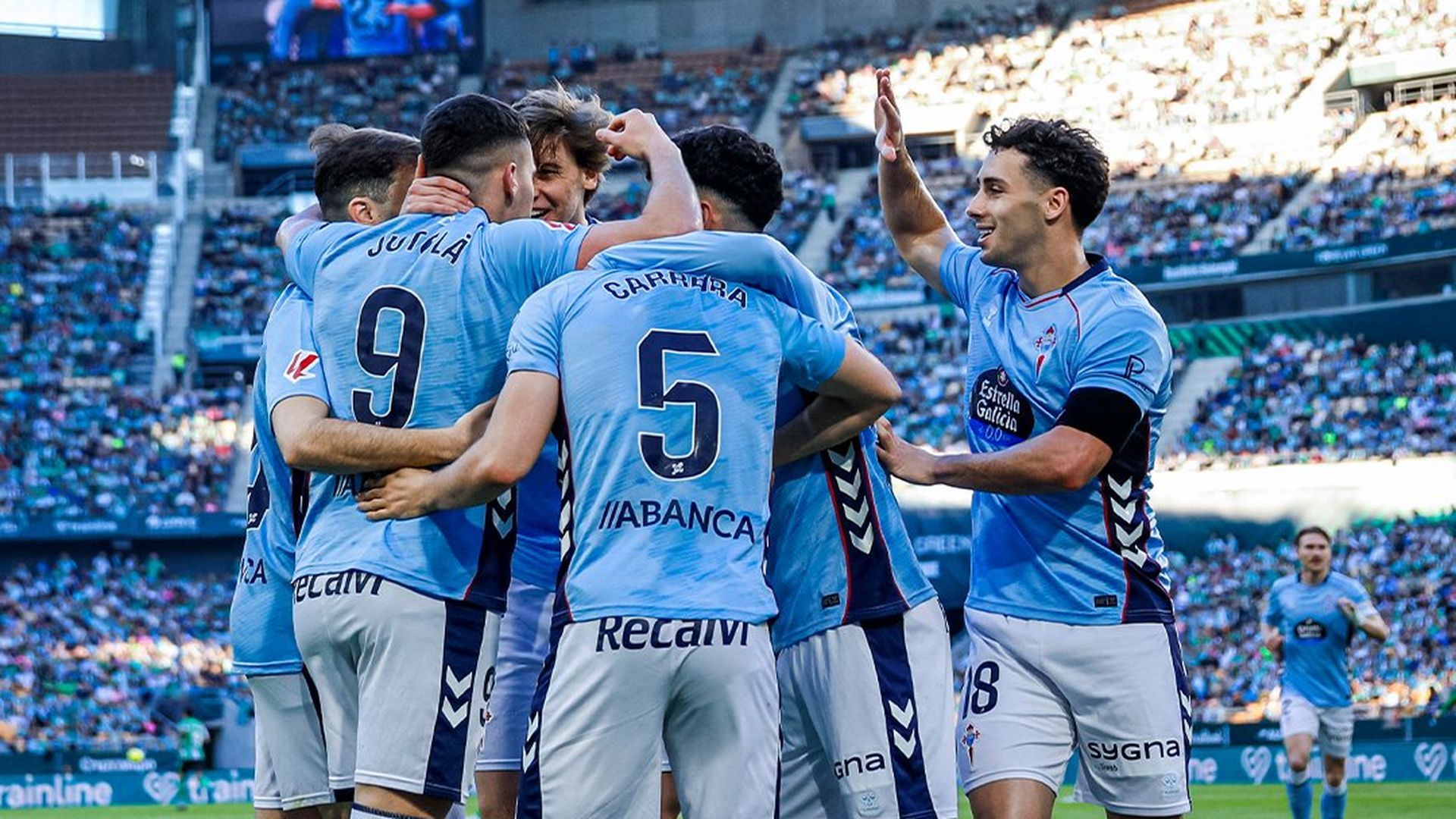 El Celta celebra el gol de Jutglà al Betis