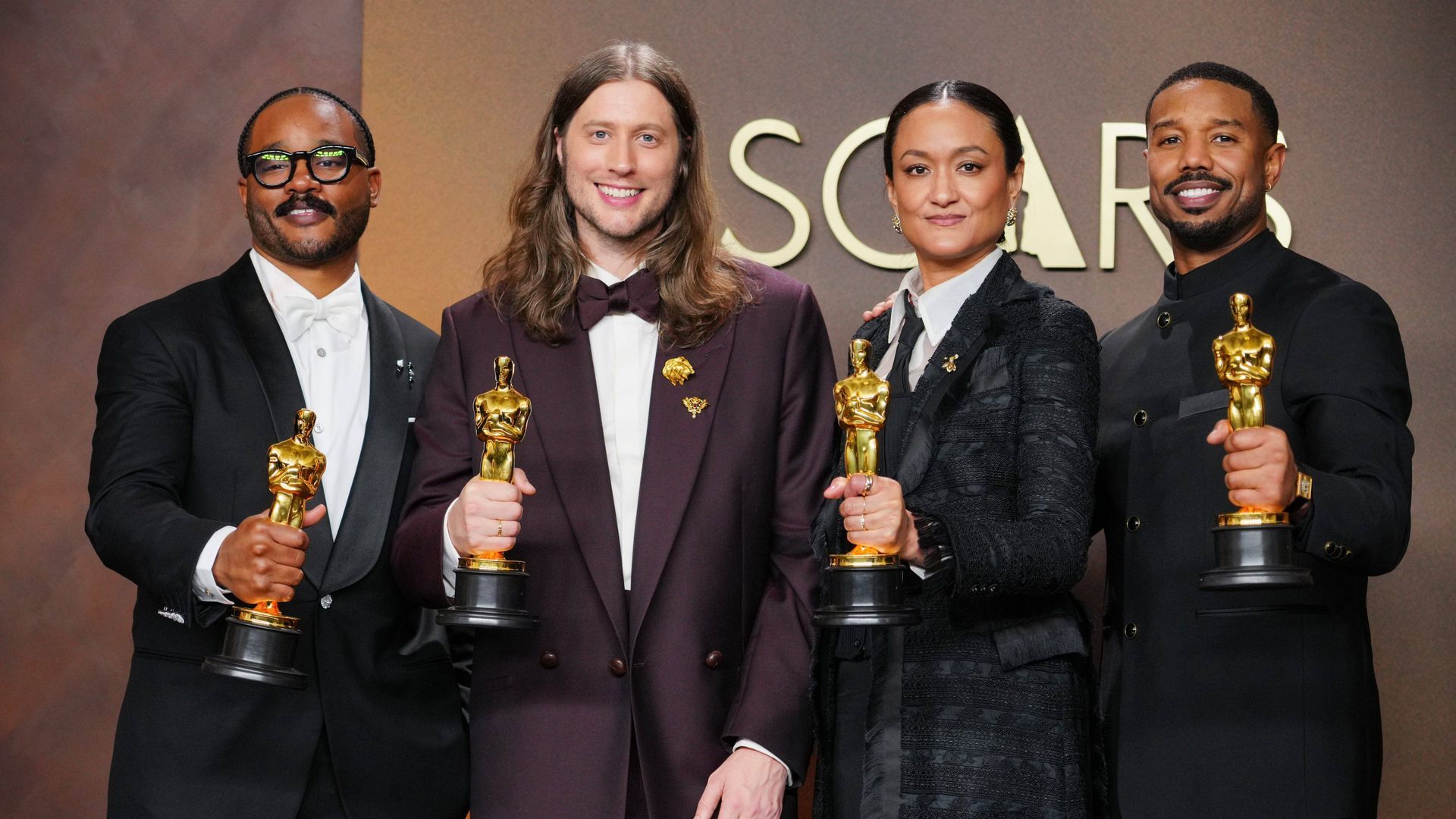 El equipo de 'Sinners' posando con sus Oscar