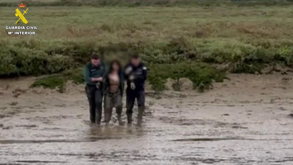 El rescate de una mujer enterrada en el barro y desorientada en la ribera de Cartaya, Huelva: presentaba hipotermia y heridas en las piernas