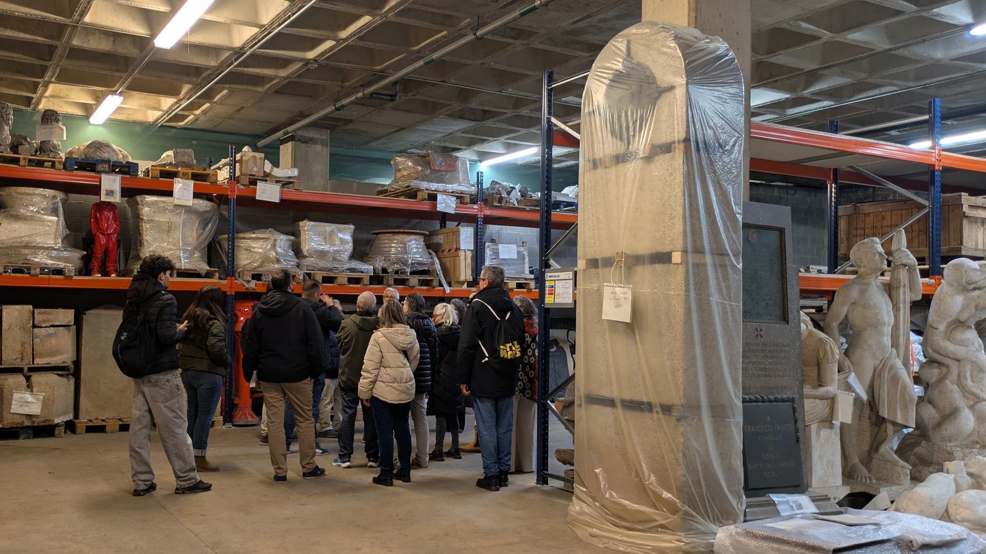 Entre las piezas, se encuentra una escultura roja que apareció en la calle Carme