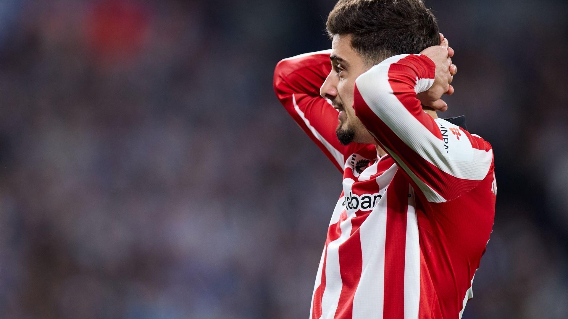 Gesto del navarro Nico Serrano en un partido en Anoeta