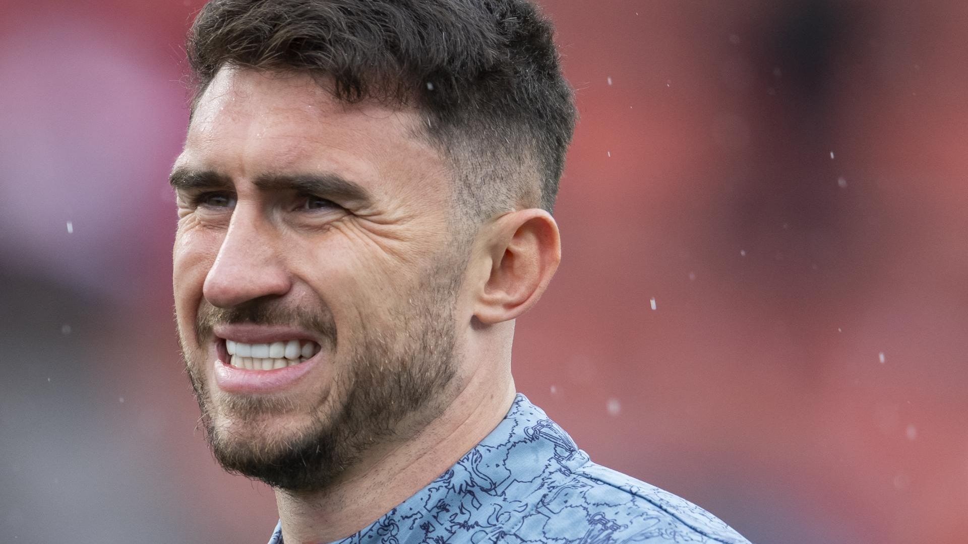 Gesto serio del central del Athletic Club Aymeric Laporte calentando en Girona Gesto serio del central del Athletic Club Aymeric Laporte calentando en Girona