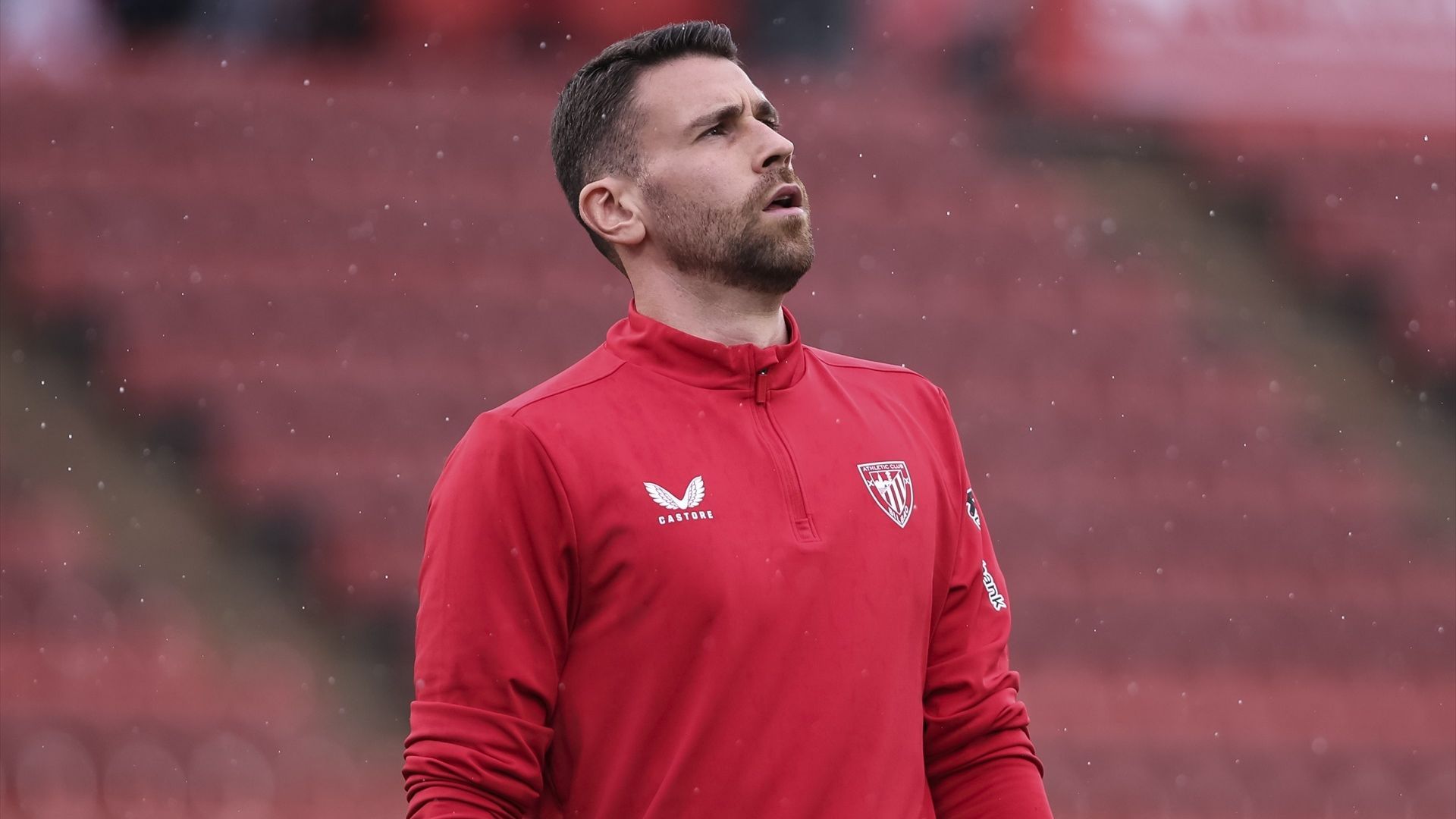 Gesto serio del portero Unai Simón calentando en Montilivi