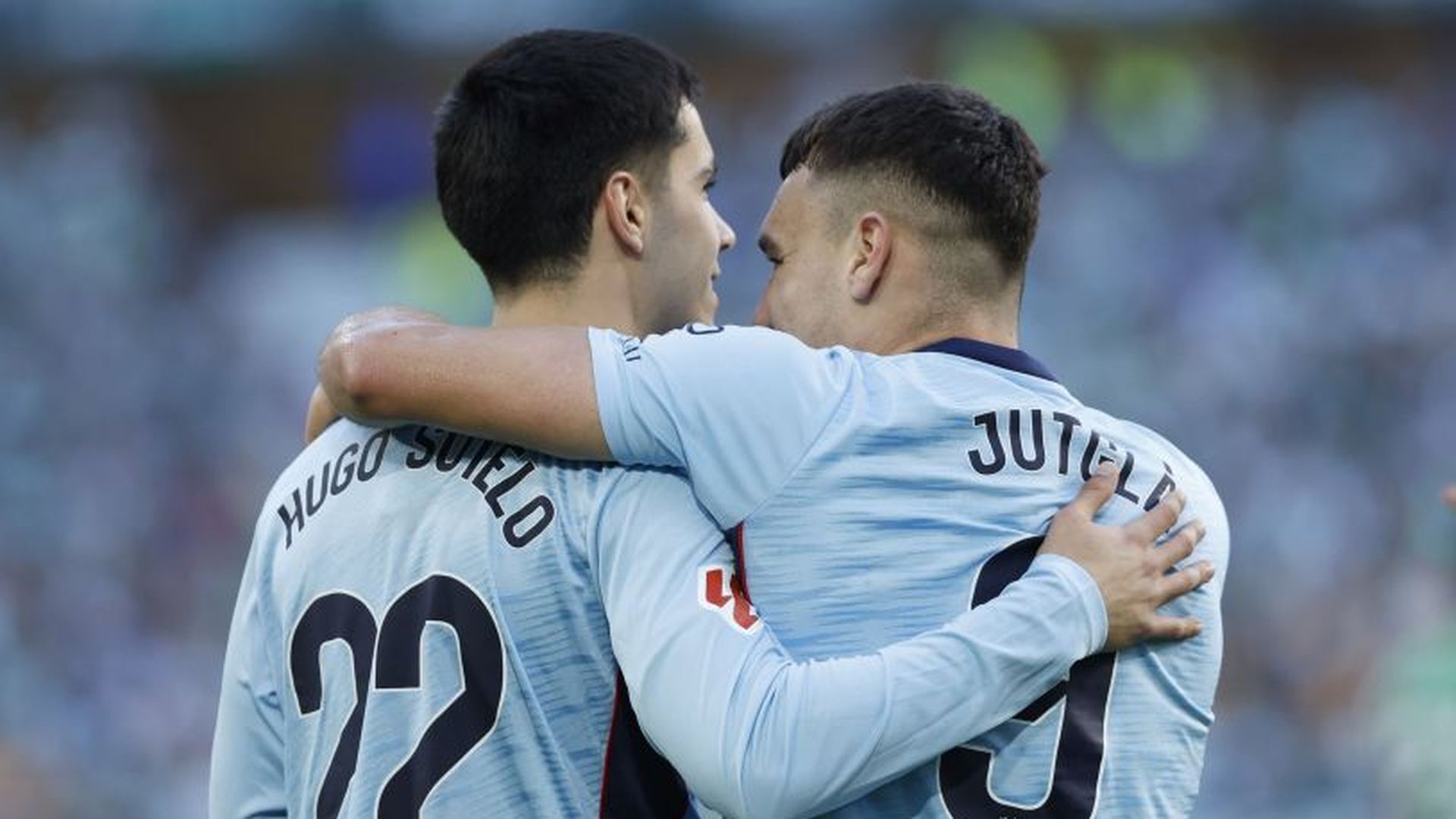 Hugo Sotelo celebra el gol con Ferrán Jutglà