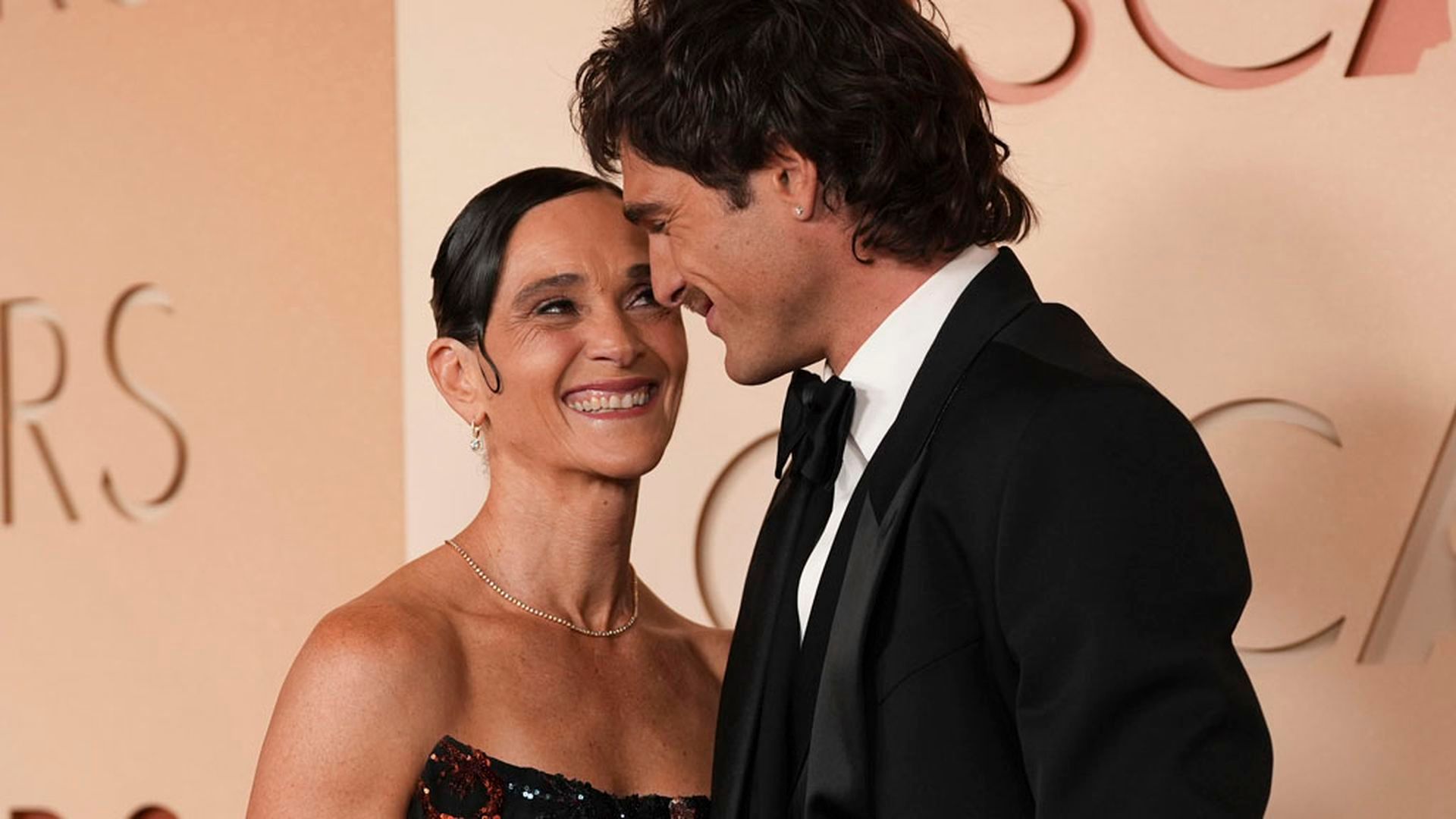 Jacob Elordi, acompañado a su paso por la alfombra roja de los Premios Oscar 2026 Jacob Elordi, acompañado a su paso por la alfombra roja de los Premios Oscar 2026