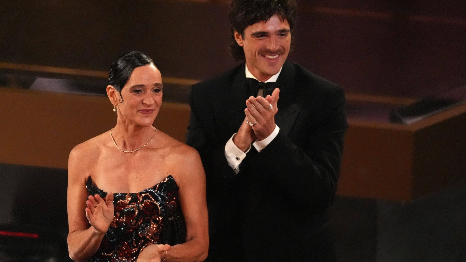 Jacob Elordi y su madre, Melissa Elordi, durante un momento de la gala de los Premios Oscar 2026