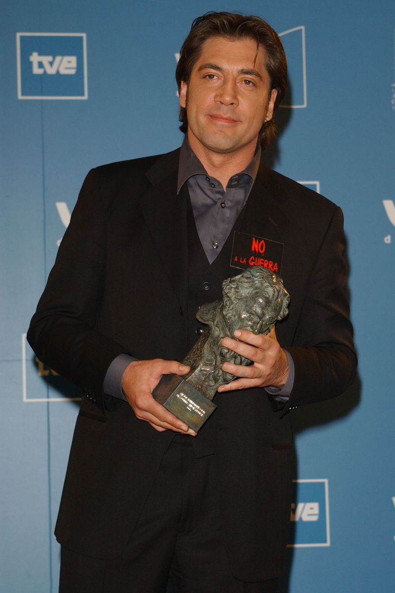 Javier Bardem lució la misma insignia del 'No a la guerra' que ha llevado a los Premios Oscar 2026 en los Premios Goya hace veintitrés años