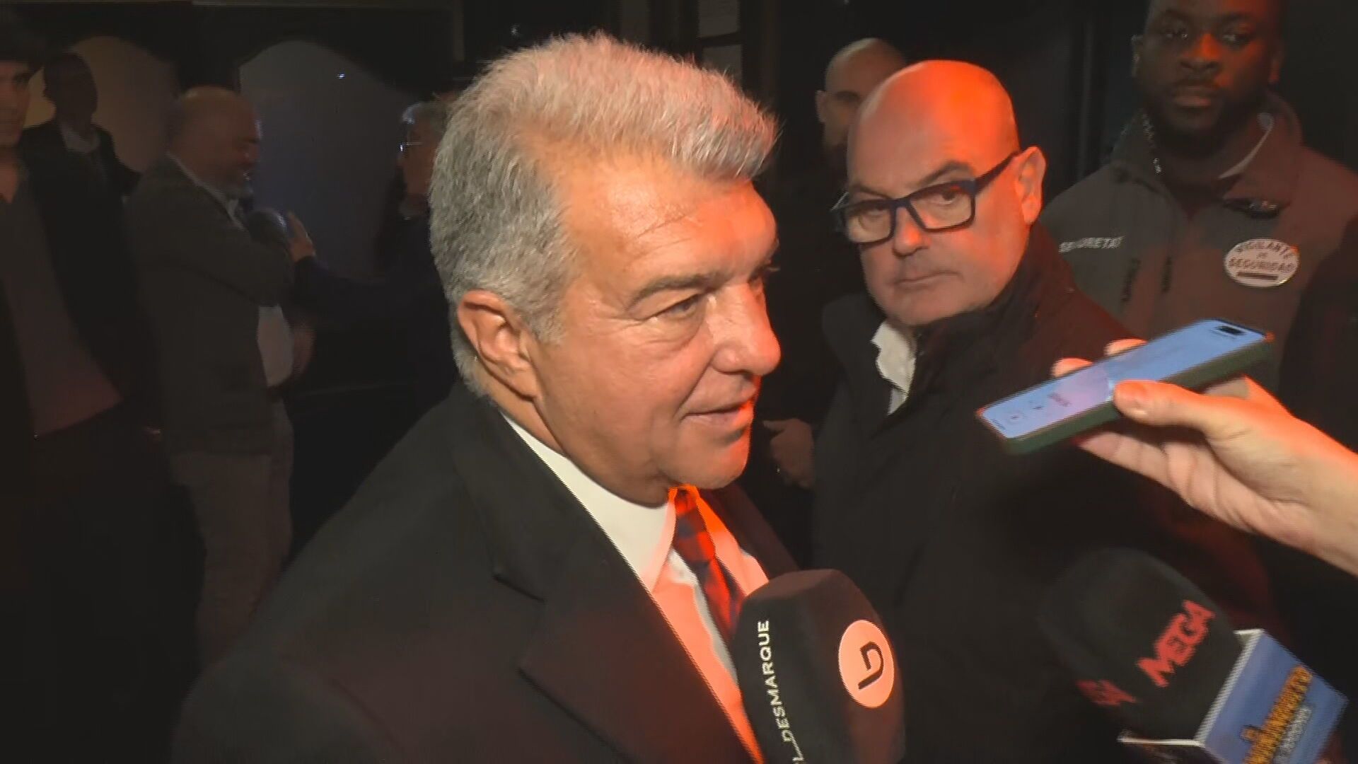 Joan Laporta atendiendo a los medios antes de entrar en 'Luz de Gas'