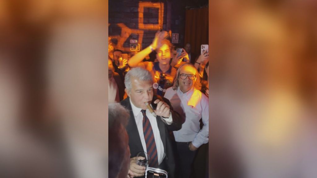 Joan Laporta celebra, con puro incluido, en 'Luz de Gas' su victoria