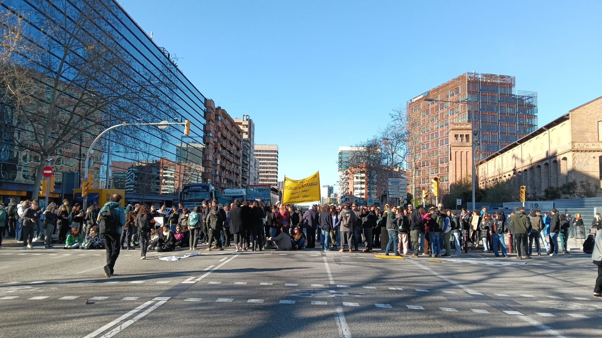 La huelga de maestros y profesores en Cataluña provoca cortes en los accesos a Barcelona La huelga de maestros y profesores en Cataluña provoca cortes en los accesos a Barcelona