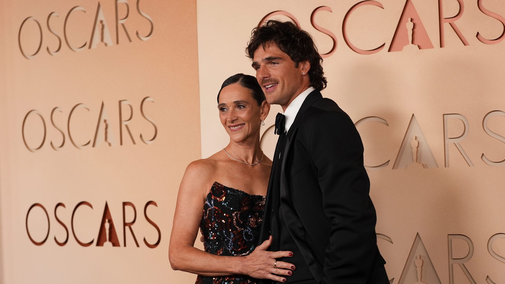 La imagen de Jacob Elordi acompañado de una mujer en los Premios Oscar 2026