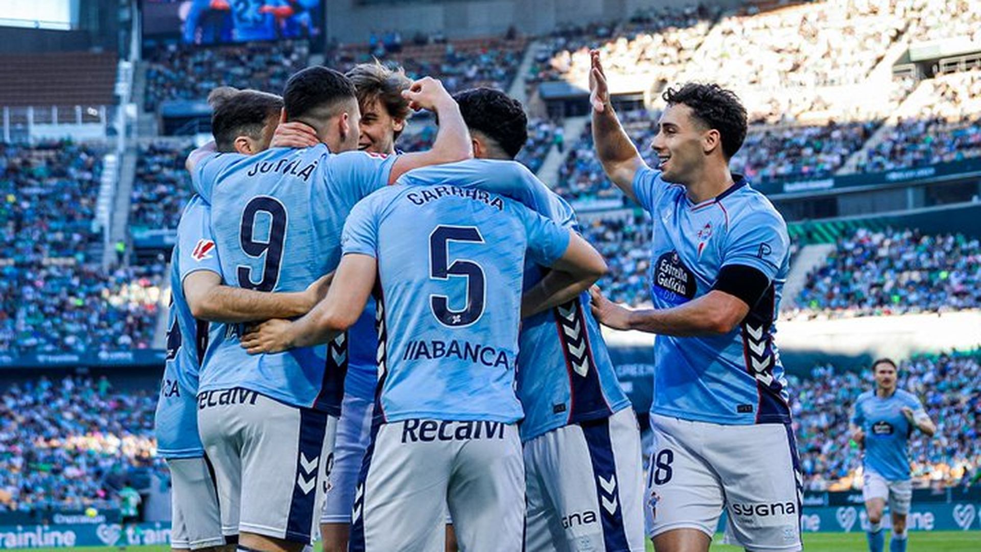 Los jugadores del Celta celebran un gol de Jutglà al Betis