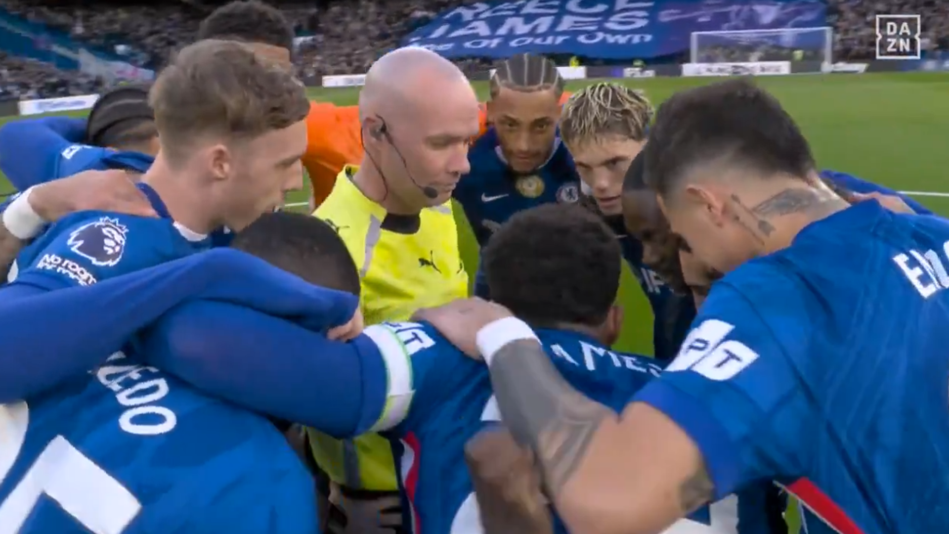 Los jugadores del Chelsea hacen una arenga alrededor del árbitro Paul Tierney