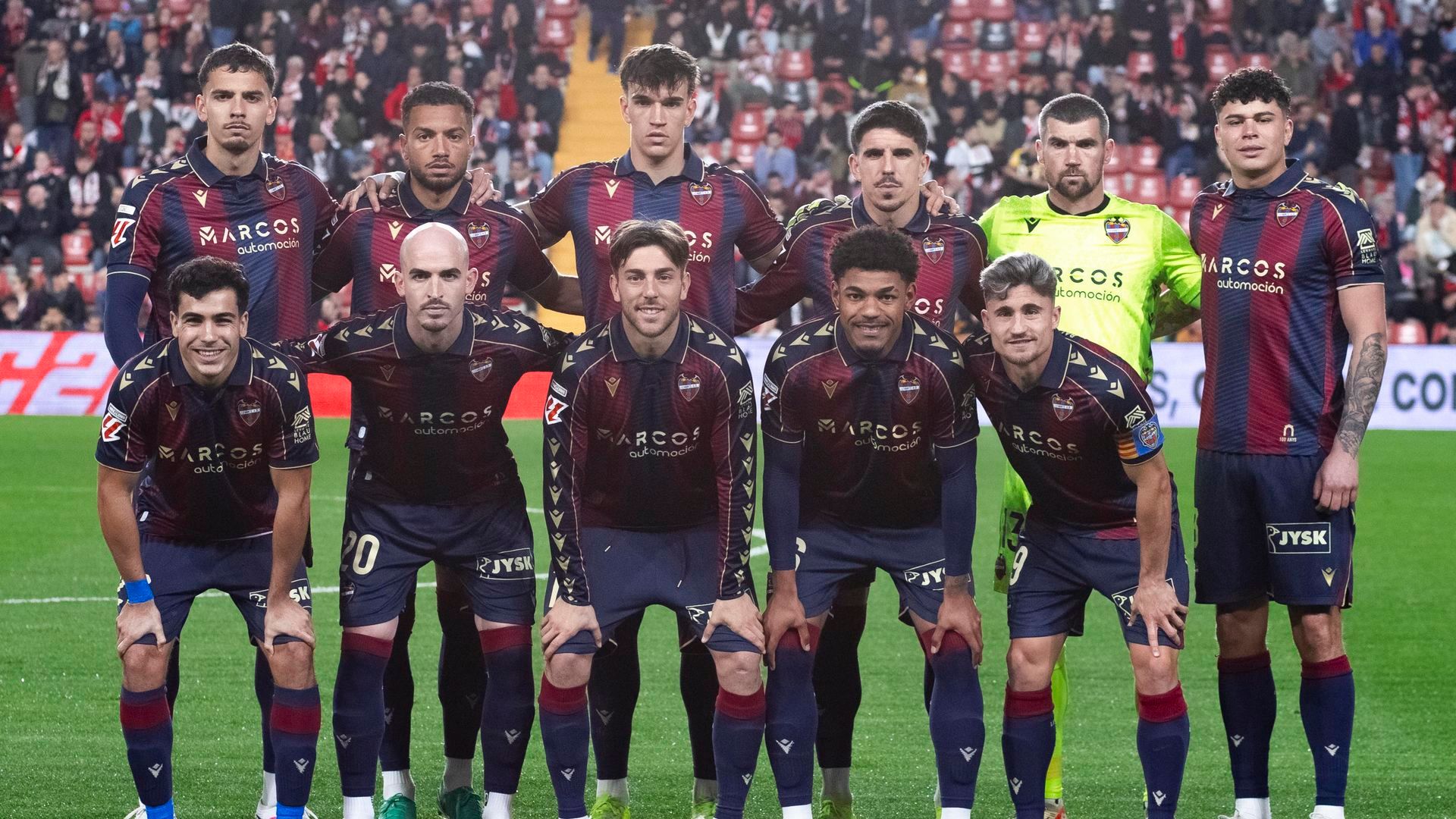 Los jugadores del Levante frente al Rayo Vallecano Los jugadores del Levante frente al Rayo Vallecano