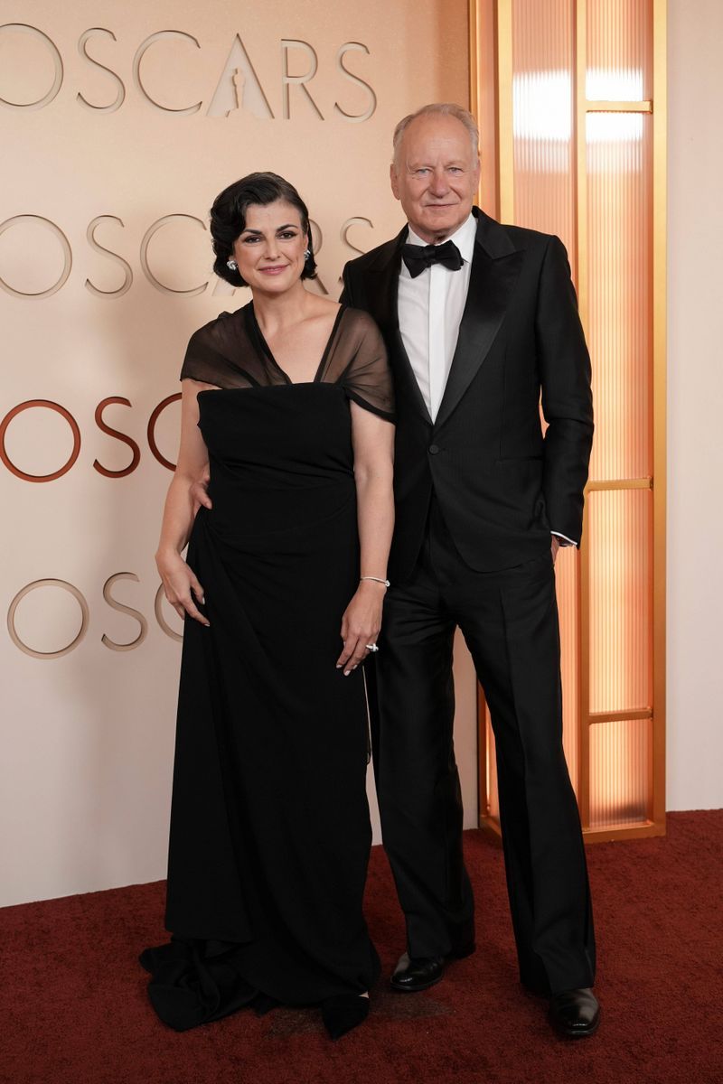 Megan Everett-Skarsgard y Stellan Skarsgad, en los Premios Oscar 2026