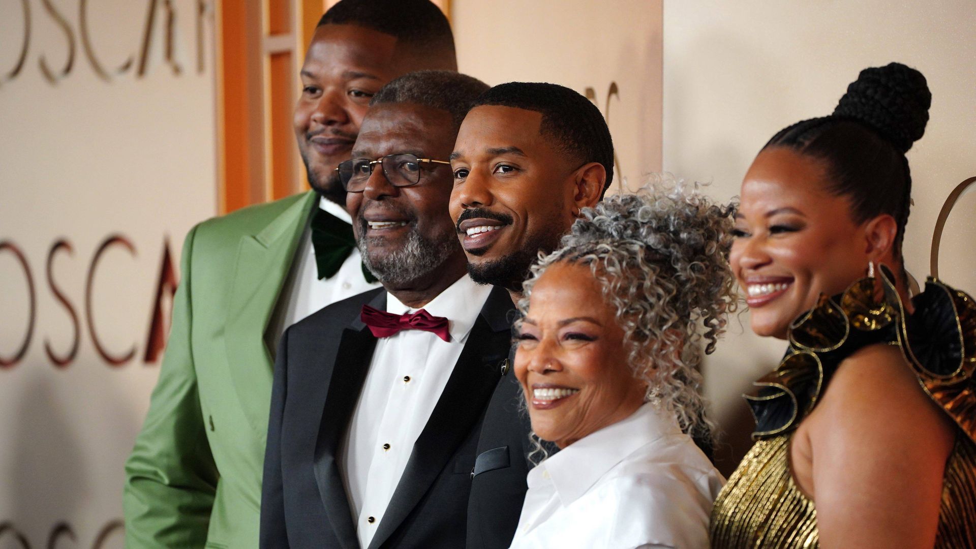 Michael B. Jordan, junto a sus padres y sus hermanos en los Premios Oscar 2026