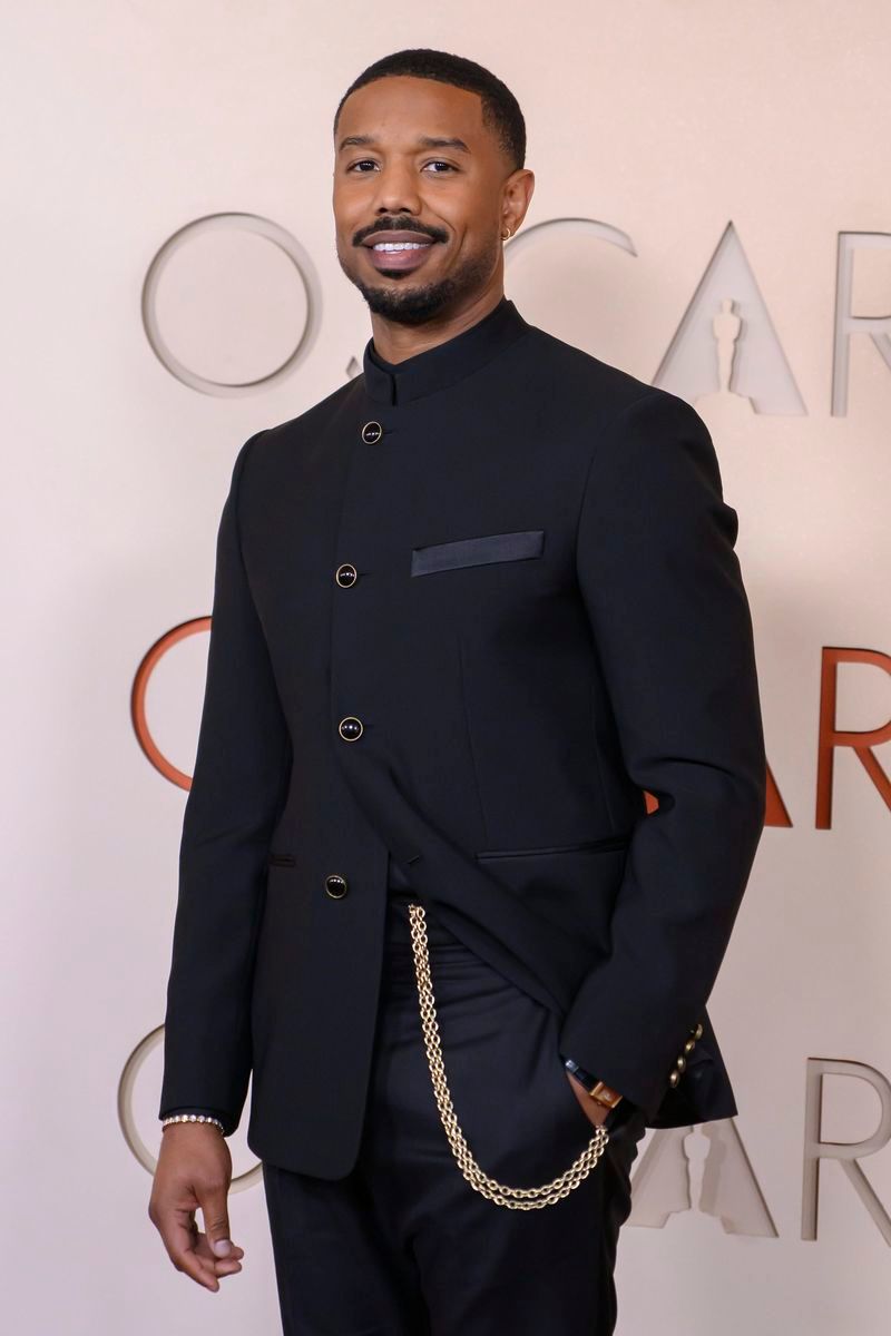 Michael B. Jordan, posando en la alfombra roja de los Premios Oscar 2026