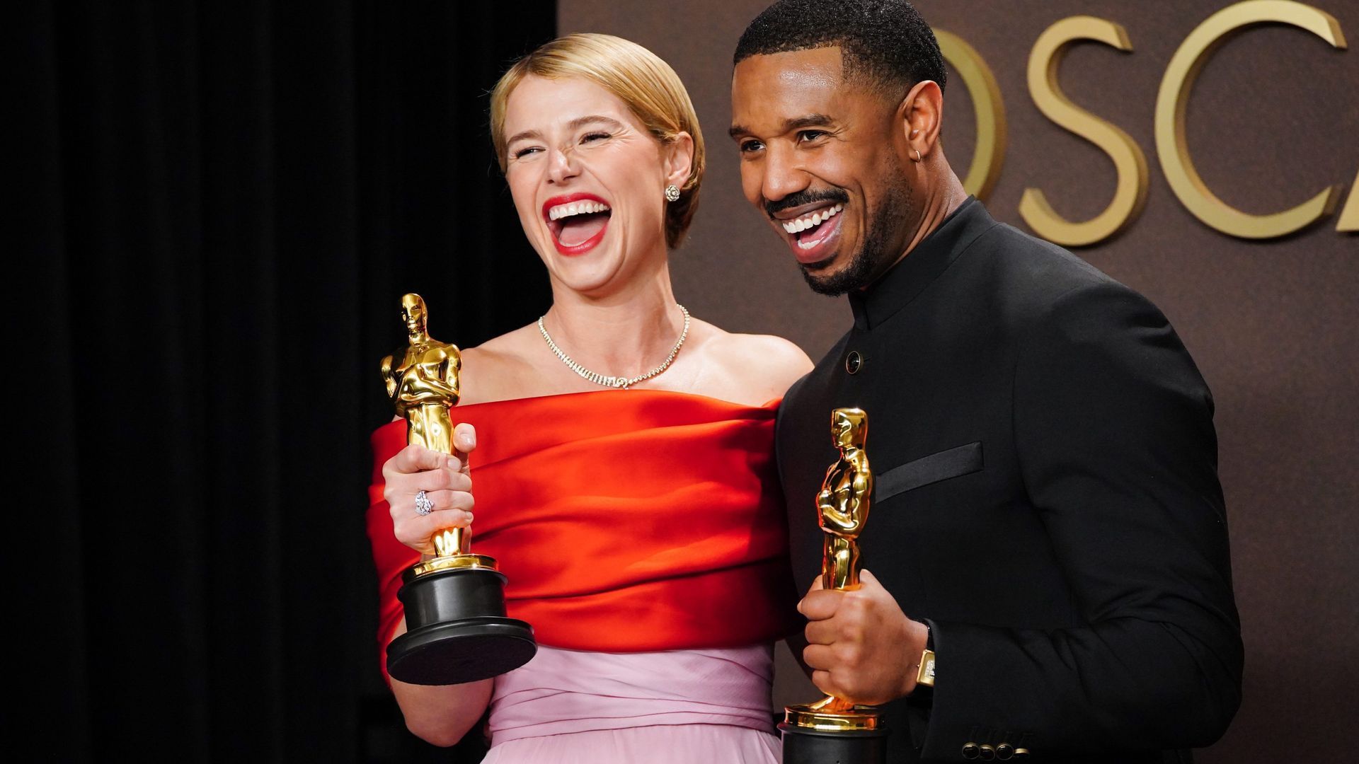 Michael B. Jordan y Jessie Buckley, Mejor actor y Mejor actriz en los Premios Oscar 2026, posan tras la gala