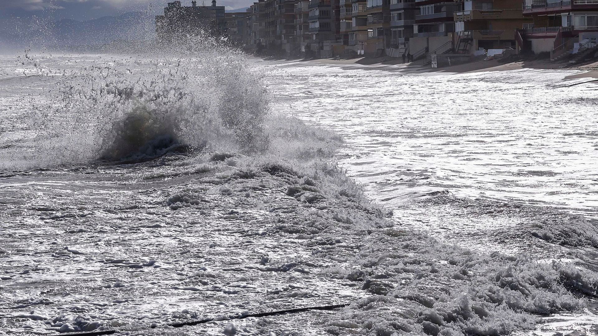 Mueren ahogados dos sacerdotes al intentar rescatar a un monaguillo en una playa de Ecuador Mueren ahogados dos sacerdotes al intentar rescatar a un monaguillo en una playa de Ecuador