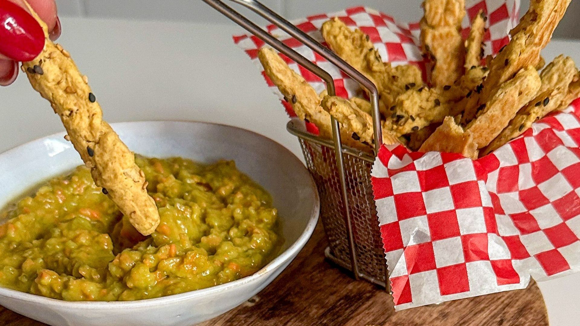 Palitos de garbanzos crujientes: la receta para que tus hijos coman más legumbres que nos chiva 'Cenas para peques'