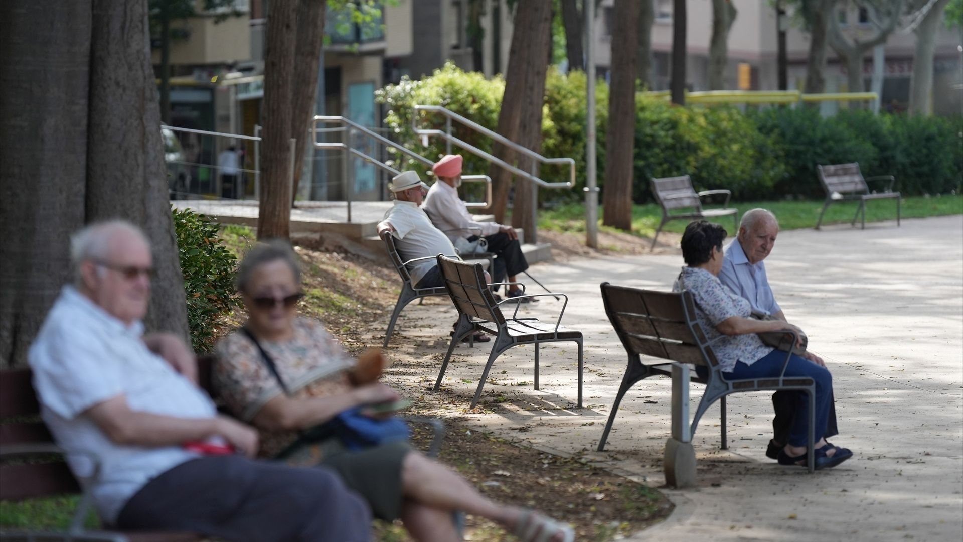 Personas mayores en un parque público en Barcelona