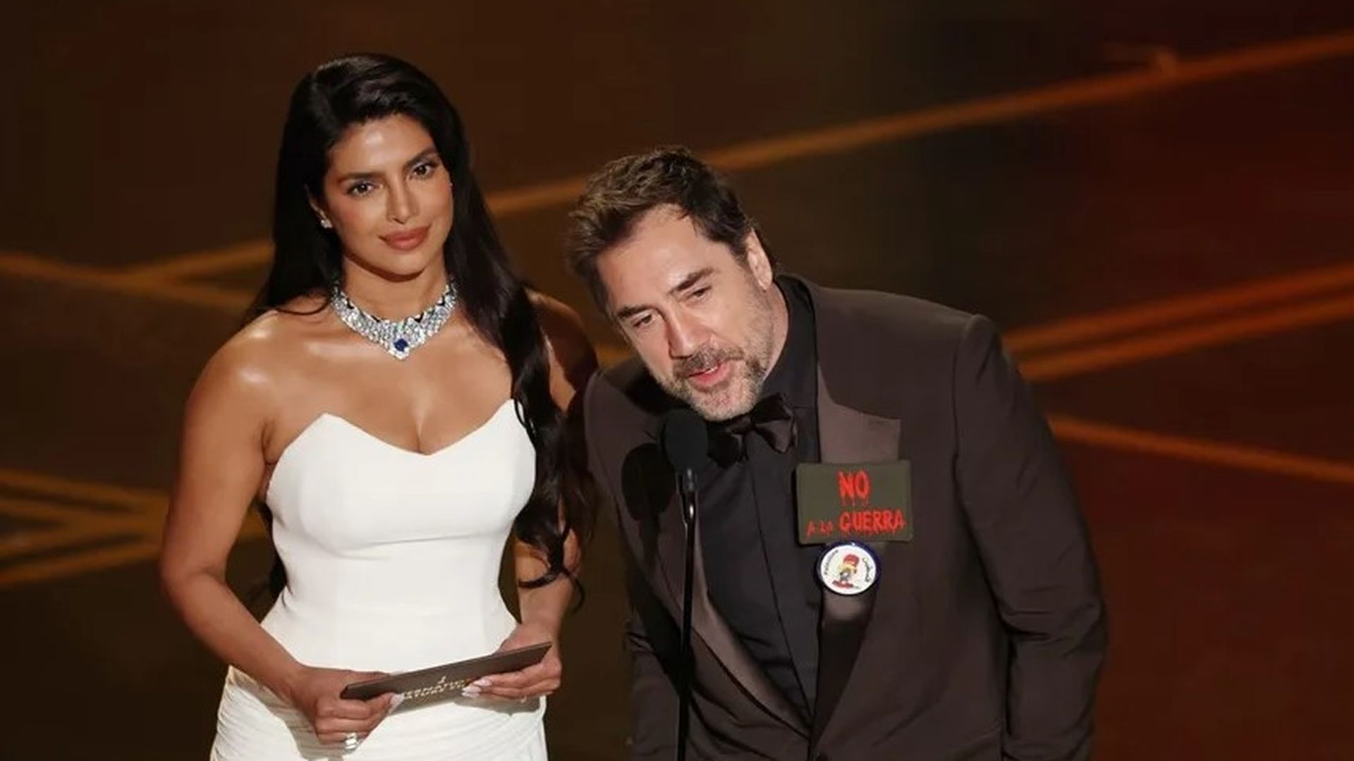 Priyanka Chopra Jonas y Javier Bardem presentan el Oscar a la mejor película internacional durante la 98ª ceremonia de los Premios en el Dolby Theatre de Los Ángeles Priyanka Chopra Jonas y Javier Bardem presentan el Oscar a la mejor película internacional durante la 98ª ceremonia de los Premios en el Dolby Theatre de Los Ángeles