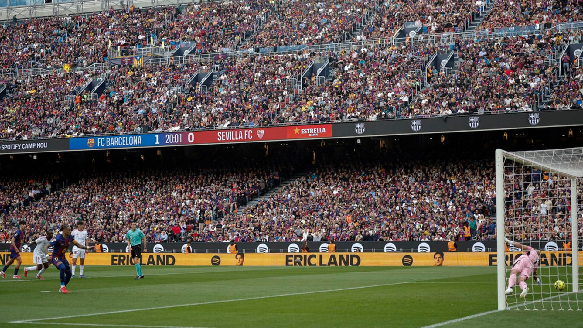 Raphinha bate a Odysseas desde el punto de penalti