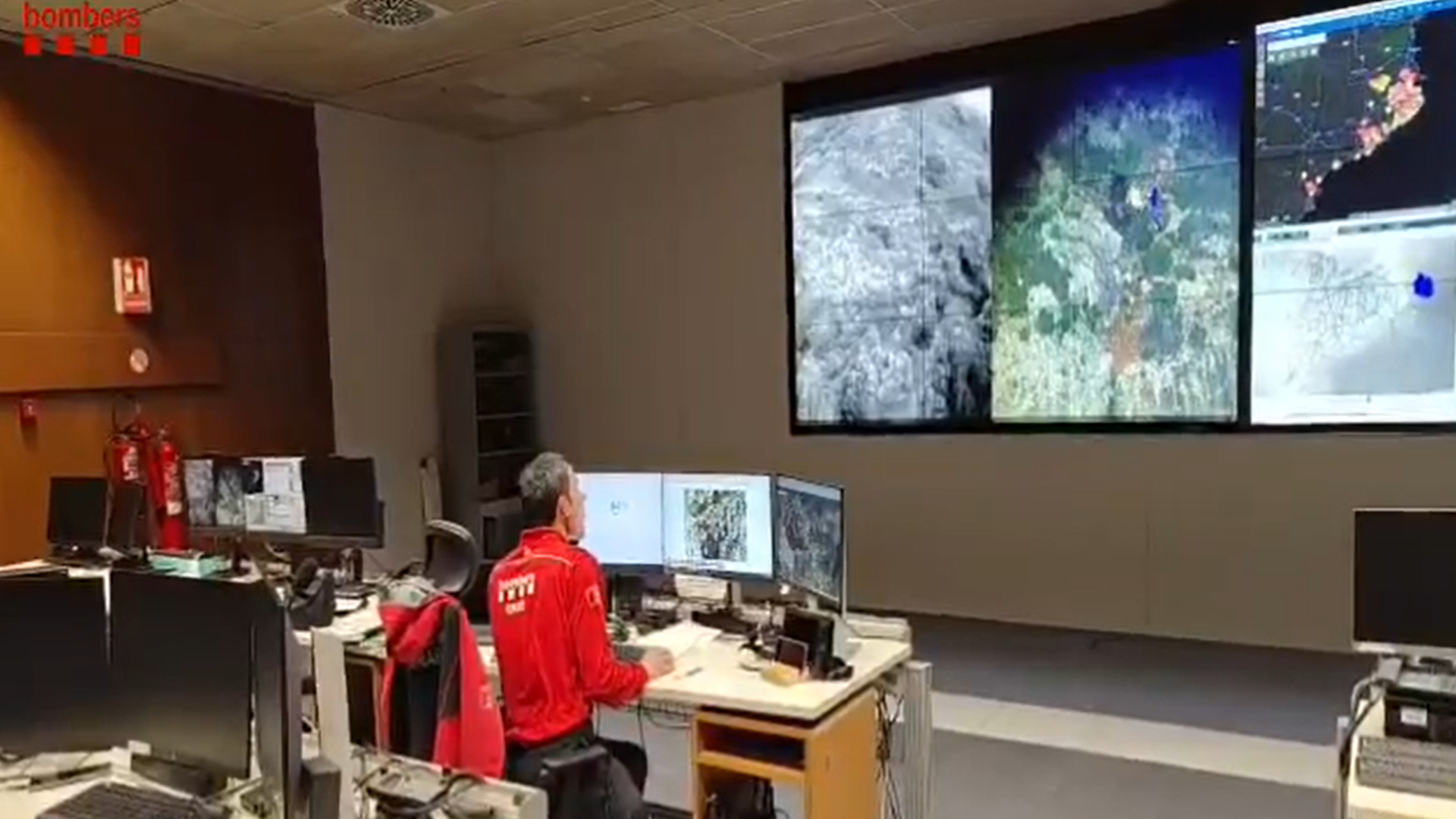 Rescatan a dos excursionistas desorientados tras una escalada en Collbató: los bomberos les guiaron con drones Rescatan a dos excursionistas desorientados tras una escalada en Collbató: los bomberos les guiaron con drones