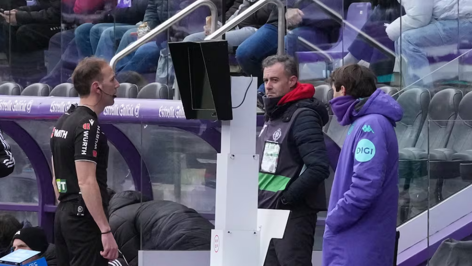 Sánchez López mira el VAR ante el Albacete en Zorrilla.