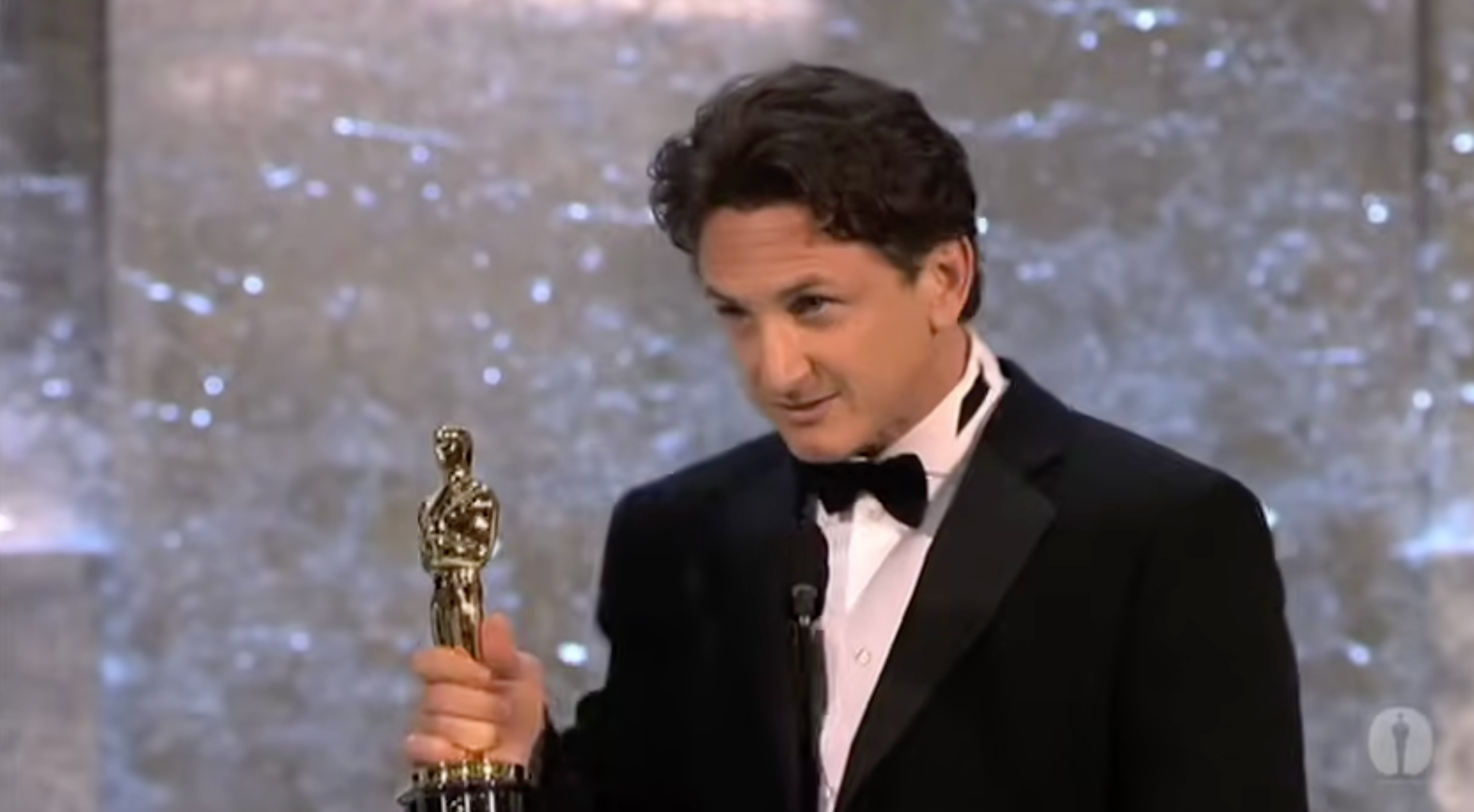Sean Penn, recogiendo su Oscar por 'Mystic River'