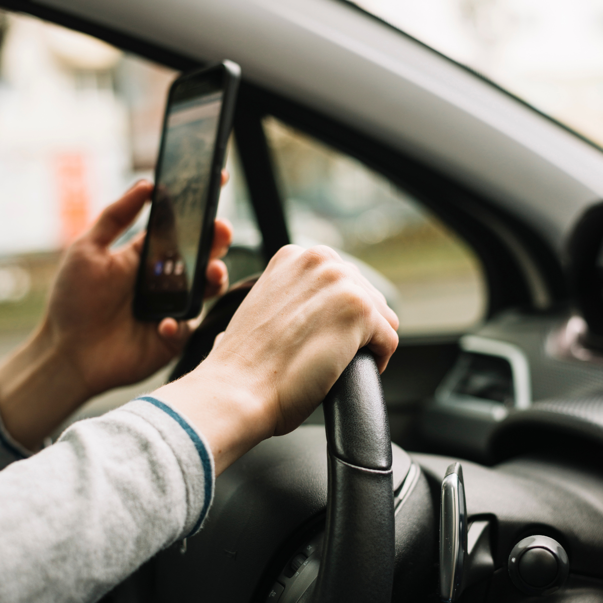 Si el conductor está manipulando el móvil puede ser conducción negligente
