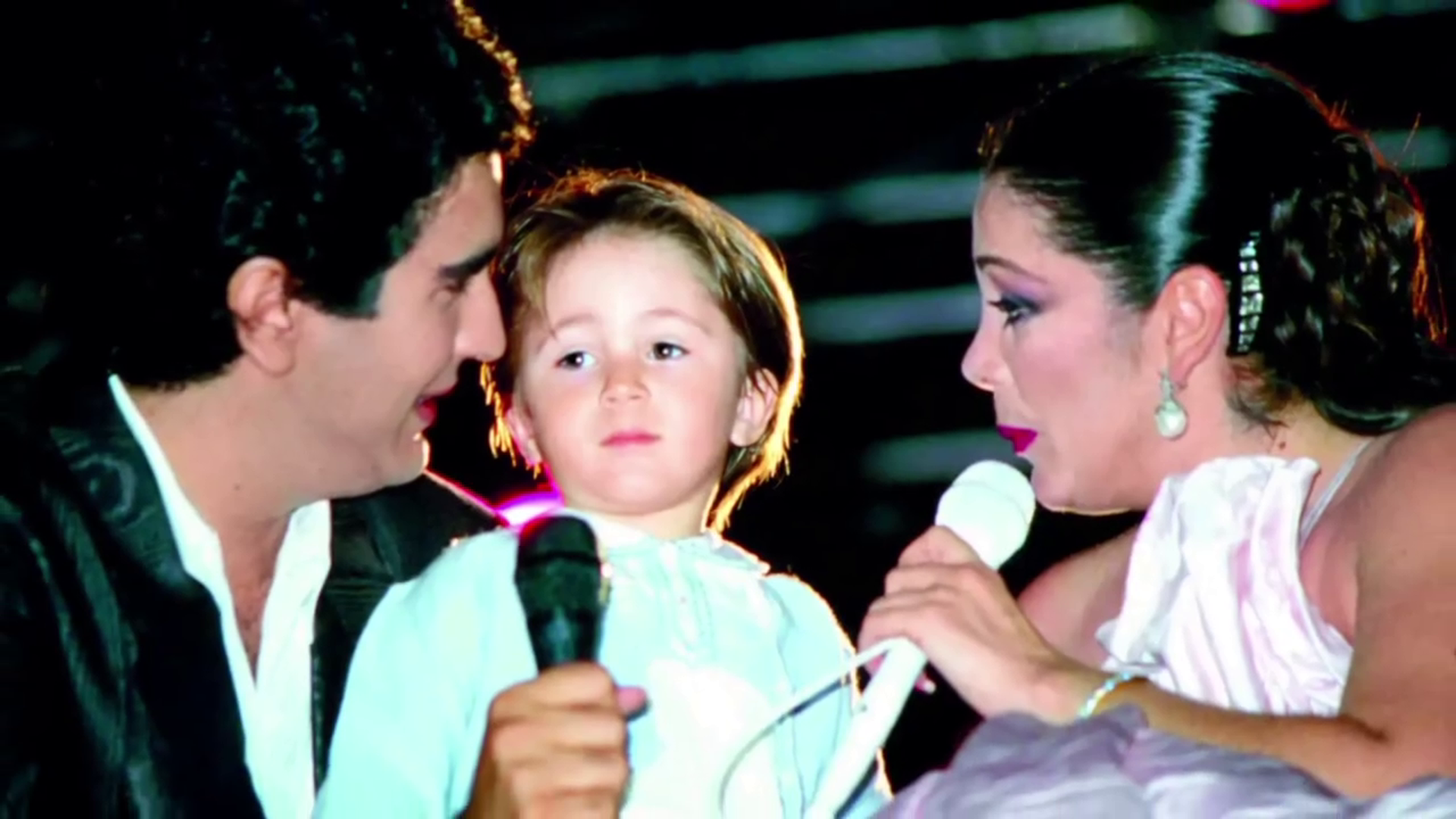 Kiko Rivera comparte una foto con su madre y con su tío Agustín