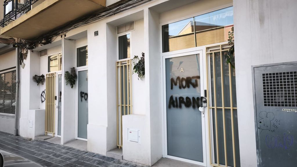 Pintadas y cerraduras destrozadas en centenares de apartamentos turísticos de Valencia: "Muerte a Airbnb"