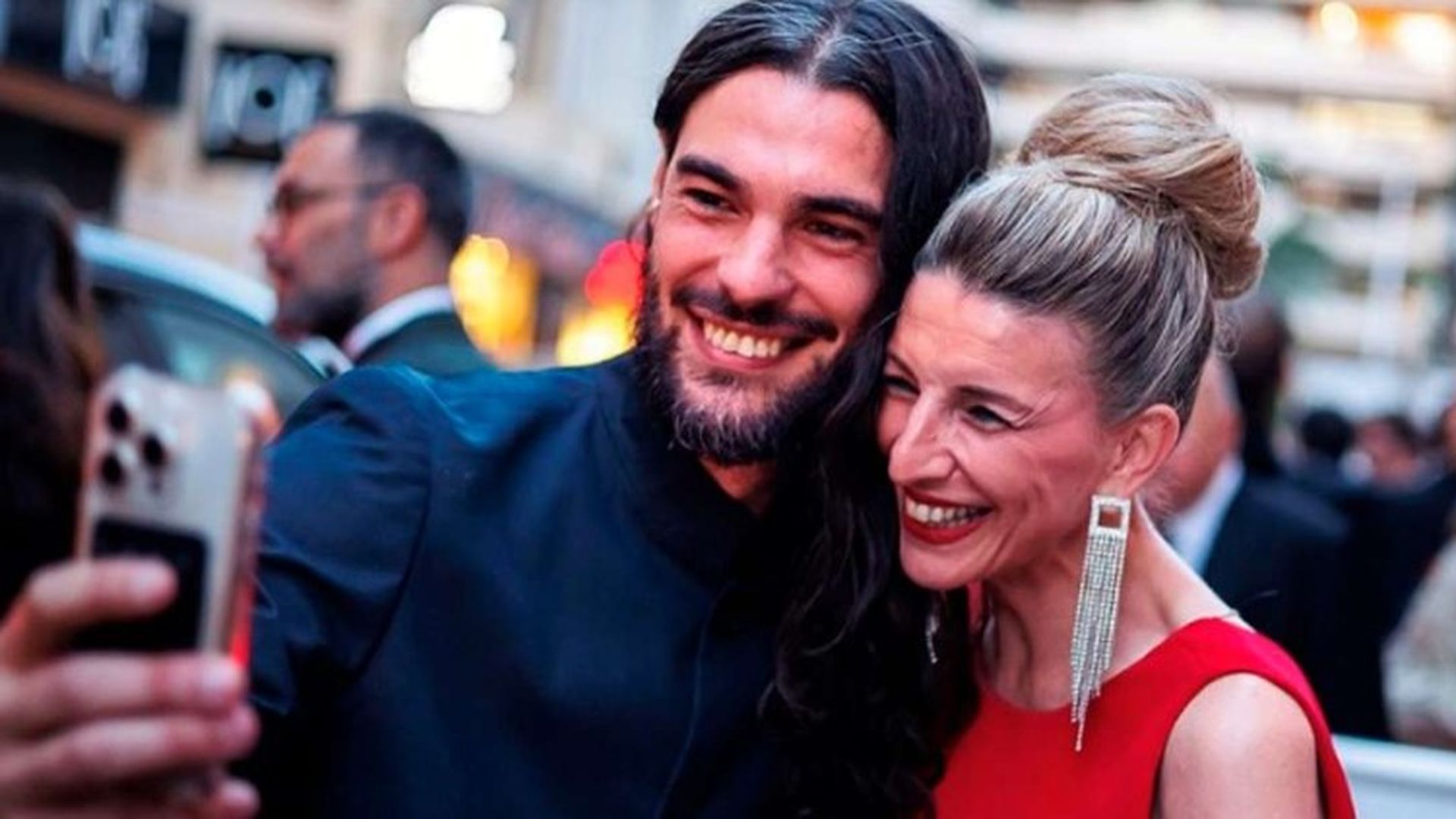 Yolanda Díaz y su amigo, el diretor gallego, Oliver Laxe. Yolanda Díaz y su amigo, el diretor gallego, Oliver Laxe.