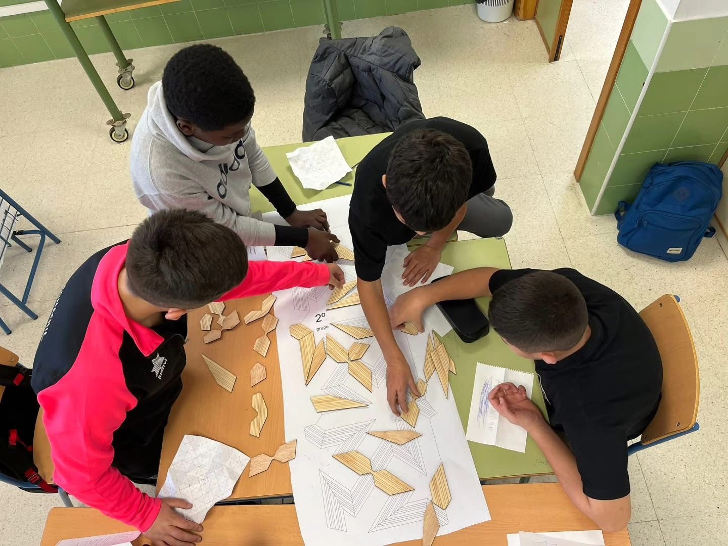 Alumnos en el proceso de creación de las puertas