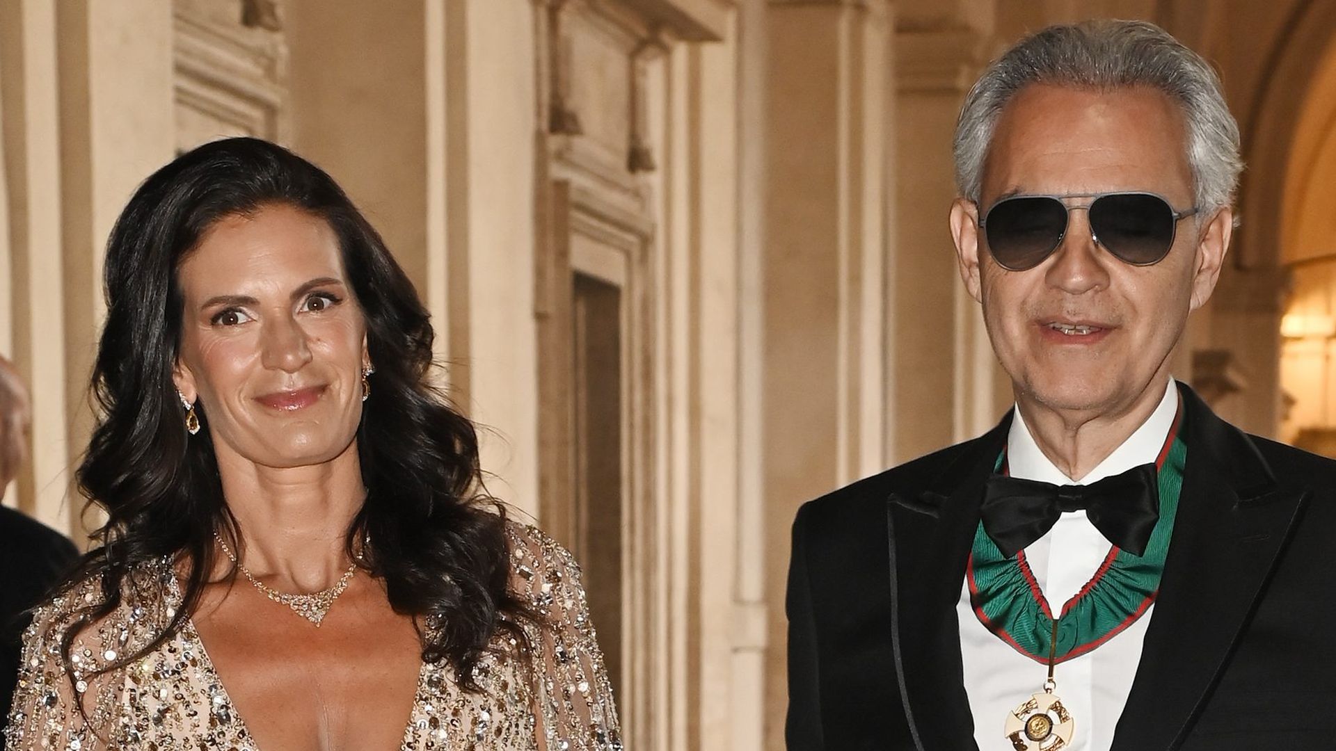 Andrea Bocelli y su esposa, Veronica Berti, en la fiesta del 20º aniversario de los reyes Carlos III y Camilla