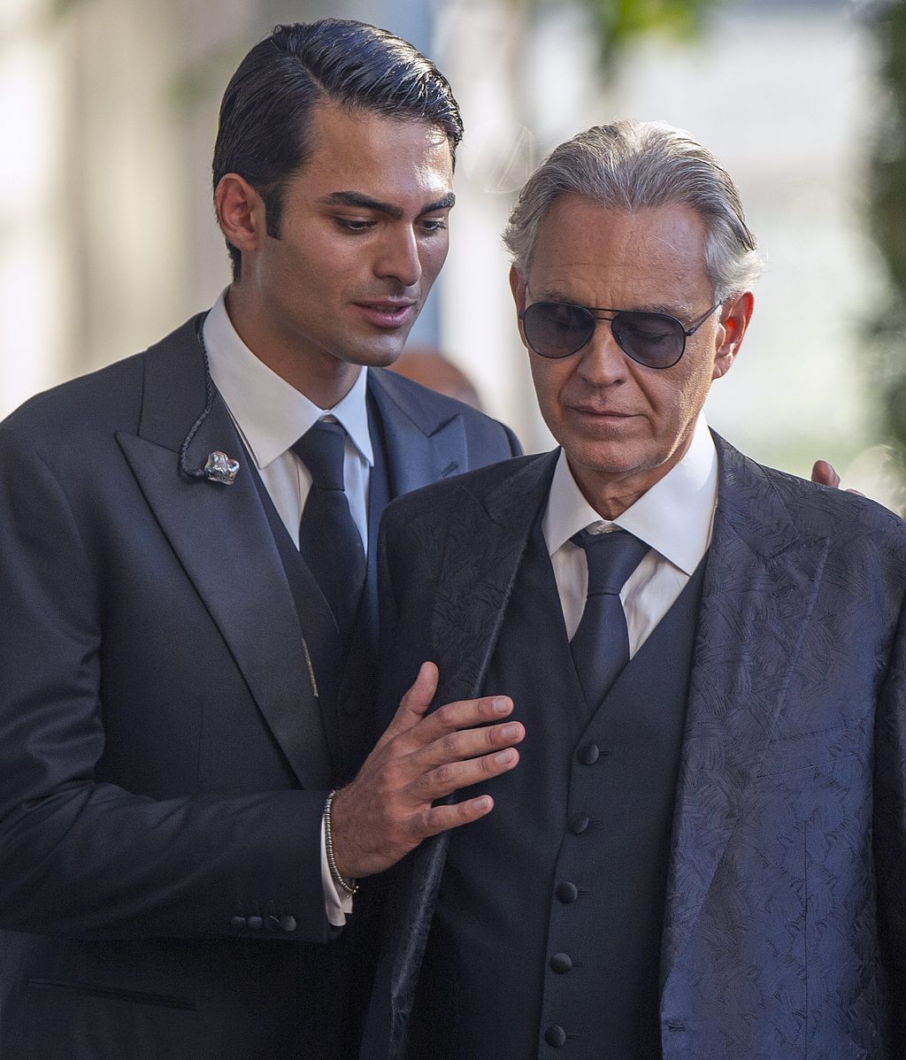 Andrea Bocelli y su Matteo Bocelli en las inmediaciones del Vaticano en septiembre de 2025
