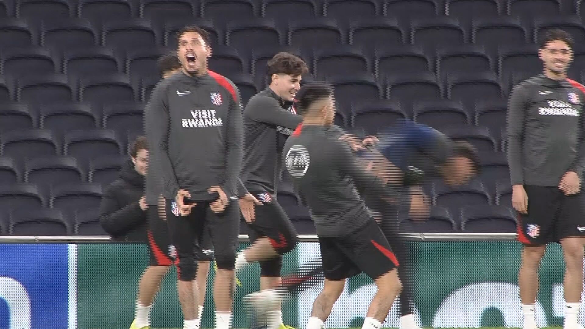 Buen rollo en el entreno del Atleti